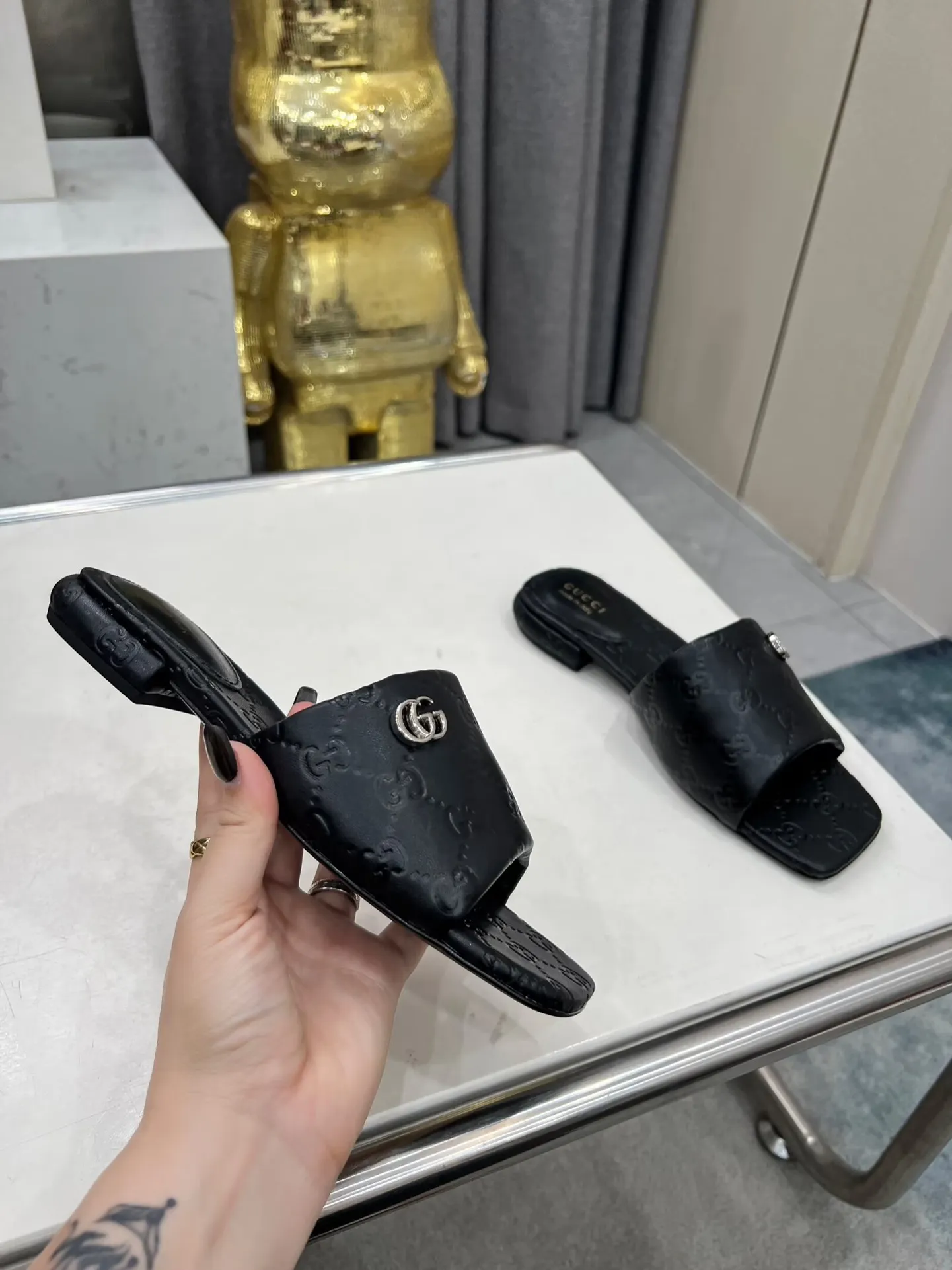 👟👟Ex-factory price 440👟👟 Women's Shoes Women's Clothing Gucci Double G slippers, a fashionable, high-end and full of personality✅ Very stable, comfortable and durable for daily use, convenient and unique for daily matching, a must-have classic for summer, the upper is made of GUCCI 3D embossed, genuine leather outsole Fabric: cowhide Lining/foot pads: sheepskin Color: black, white, brown, burgundy Code number: 35-42 (41 and 42 need to be customized) Packaging: Comes with cloth bag and card.